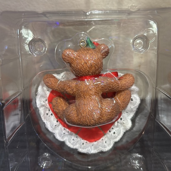 Heirloom Collection Grandmother Heart Ornament - Red and Green - Picture 4 of 4